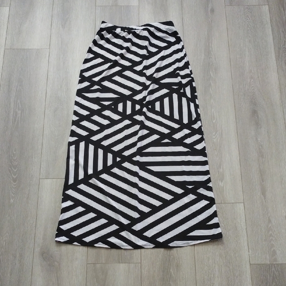 mix & co Dresses & Skirts - Black and White Geometric Maxi Skirt